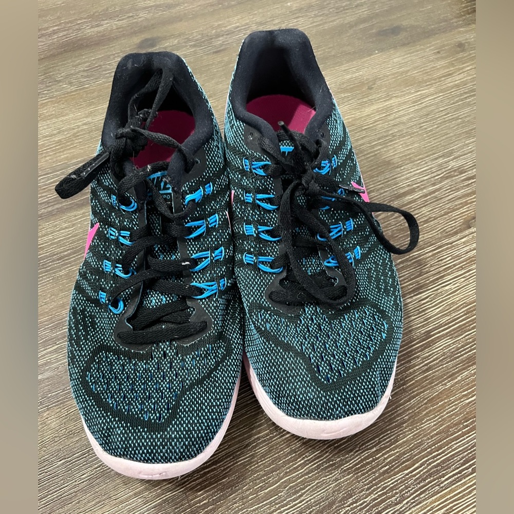 Nike sneakers size 7, slighty worn. Extreme comfort, sock feel.